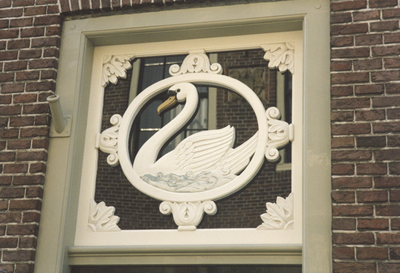 605996 Afbeelding van een bovenlicht met een zwaan boven de deur van het pand Kortendijk 6 te Vianen.